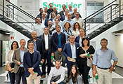 La semana pasada, la asamblea de Fegime se desplazó a la fábrica de Schneider en Puente la Reina en Pamplona para conocer más de cerca la estrategia del fabricante y el funcionamiento de la que es la primera Microgrid implementada en Europa