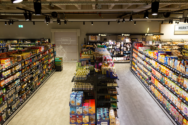 La nueva y revolucionaria StoreFlow para pasillos de compras de Philips es la primera luminaria para comercios minoristas con una carcasa fabricada con más del 68% de plásticos de base biológica