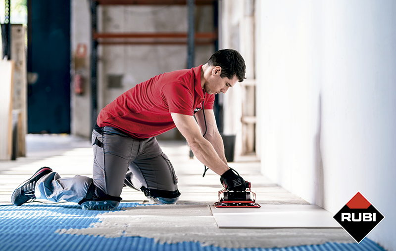 RUBI lanza el "Rubi Triller, un vibrador manual para facilitar el reparto del adhesivo" RUBI lanza el Rubi Triller un vibrador manual para facilitar el reparto del adhesivo 1