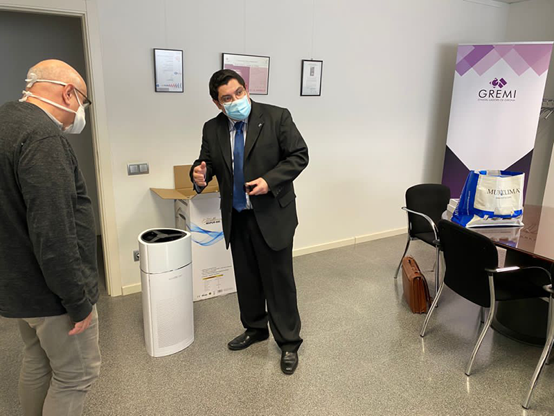 SALVADOR Escoda S.A dona purificadores de aire Mundoclima al Gremi d’Instaladors de Girona SALVADOR Escoda S.A dona purificadores de aire Mundoclima al Gremi dInstaladors de Girona