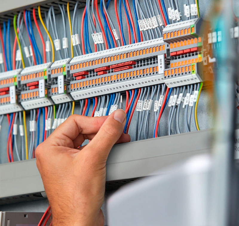 PHOENIX Contact, modernización sencilla de instalaciones con bornas para carril con conexión push-in lateral