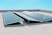 El sistema de montaje sin penetración en el tejado ofrece ahora aún más opciones para cubrir los tejados de forma individual y económica con módulos fotovoltaicos