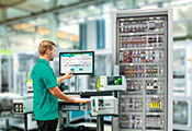 El sistema de asistencia al operario clipx Wire assist de Phoenix Contact es una solución para reducir la alta proporción de pasos de trabajo manuales en la fabricación de armarios de control