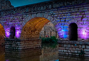 El puente, de más de 2.000 años de antigüedad, es Patrimonio Mundial de la Humanidad por la Unesco y estrena luminarias