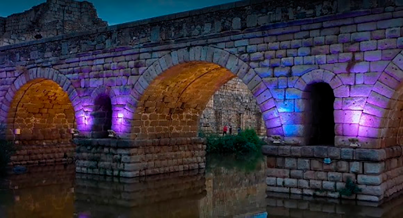 ARTESOLAR deslumbra el Simposium Nacional de Iluminación con el alumbrado del puente romano de Mérida 