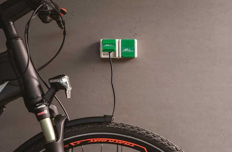JUNG apuesta por la movilidad sostenible con un nuevo SCHUKO® especial para bicicletas, scooters y patinetes eléctricos