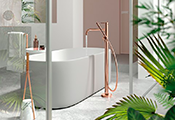 Instaladas junto a bañeras o lavamanos exentos, las griferías de pie de TRES aportan un toque de distinción y elegancia a los baños