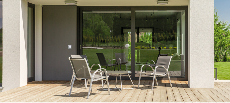 Disponible en blanco y gris cuenta con una amplia versatilidad y gama de funciones para proyectos de exterior y pública concurrencia.