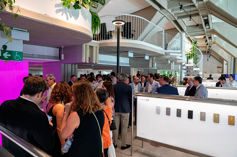 SIMON muestra en Matelec la sostenibilidad al alcance de hogares y usuarios con sus soluciones conectivas y la revolución iO