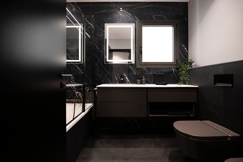 SINCRO apuesta por Tres Grifería para equipar dos baños con un look ‘negro total’