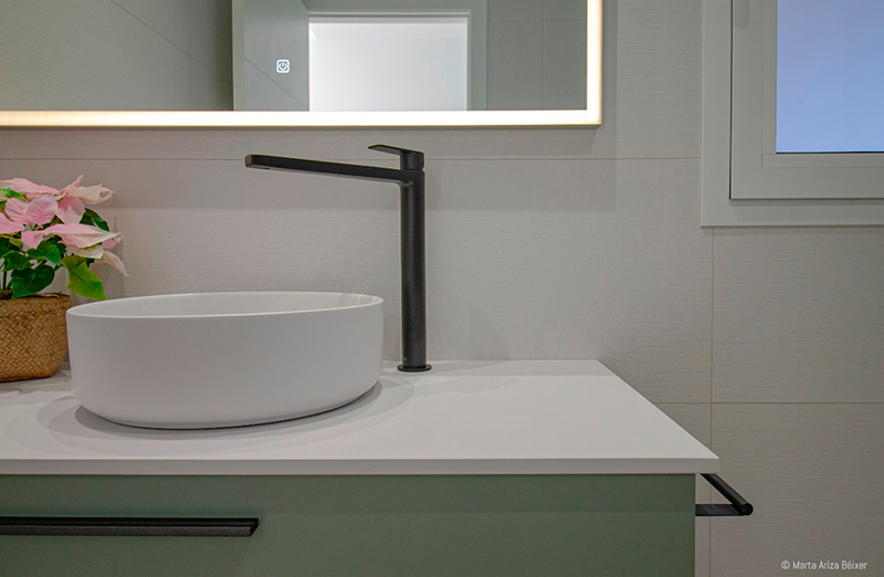 Estudio ARIZA BÉIXER apuesta por el negro mate de la grifería Project-Tres en su último proyecto