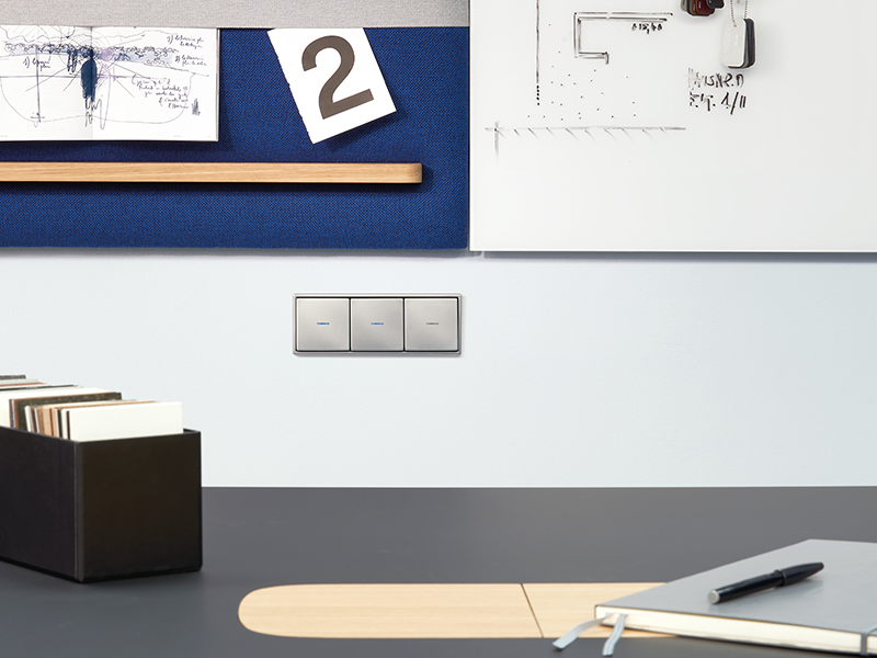 El nuevo sistema domótico del fabricante alemán se compone de enchufes, interruptores y pulsadores, termostatos, detectores de movimiento y presencia, además de la app, el verdadero corazón de JUNG HOME