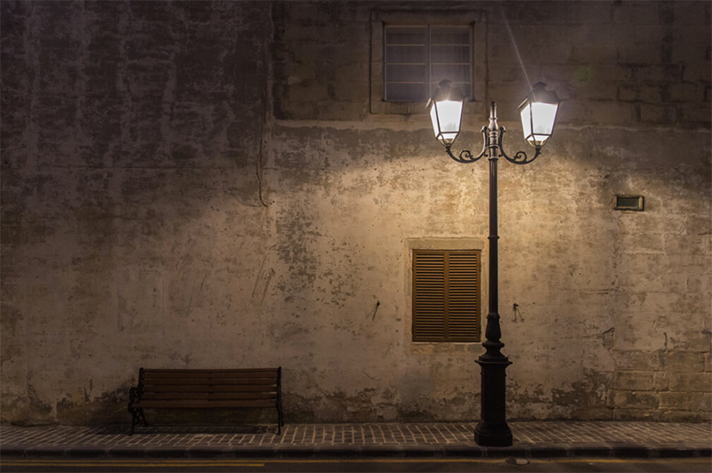 Tienen una vida útil de hasta 25.000 horas y evitan irradiaciones lumínicas no deseadas en zonas residenciales al dirigir la luz hacia donde es necesario