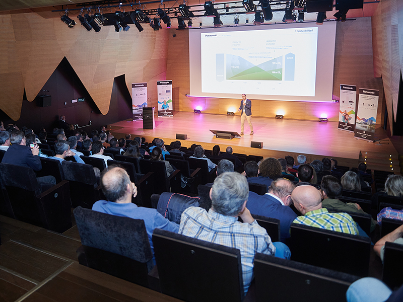 PANASONIC presenta las principales novedades de 2023 en una sesión plenaria con clientes en Zaragoza PANASONIC presenta las principales novedades de 2023 en una sesión plenaria con clientes en Zaragoza