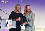 Marian García, directora de marketing de JUNG Ibérica, recibe el premio a la Excelencia de la Mujer en el Sector Eléctrico